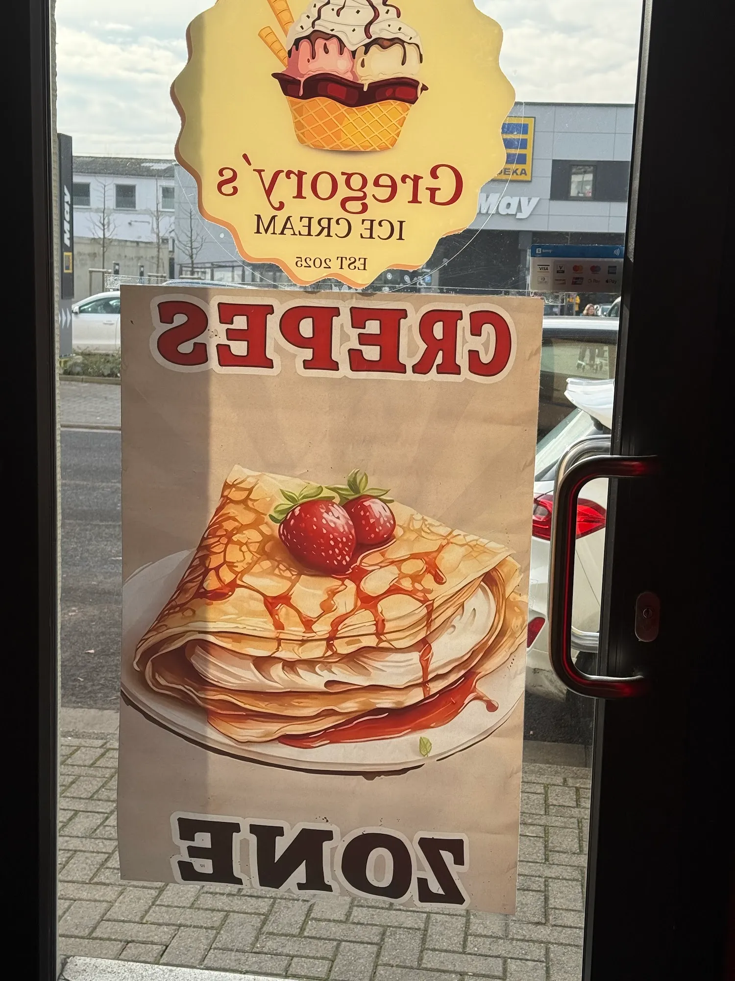 Fensterplakat der Crêpes Zone von Gregory's Ice Cream