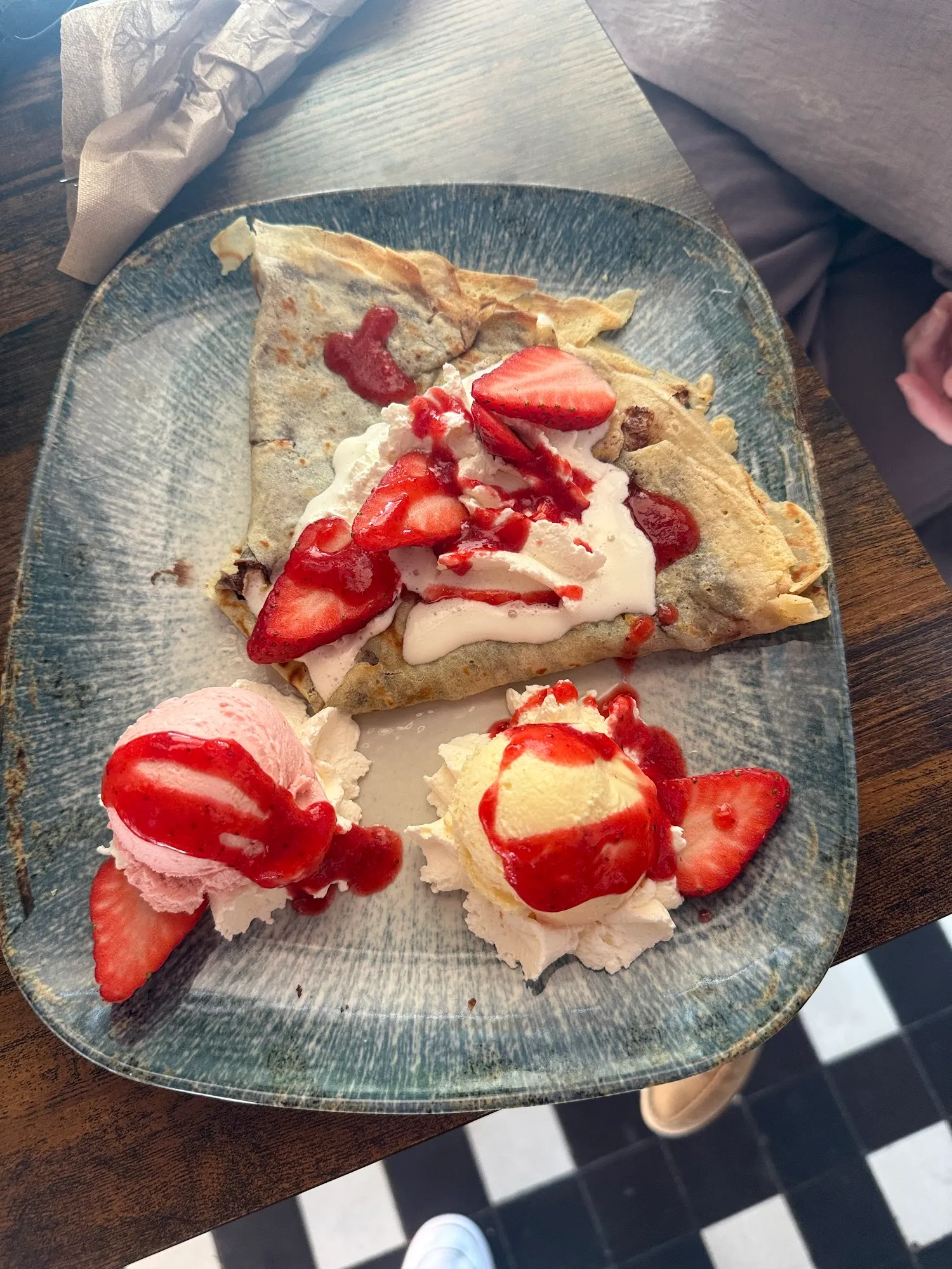 Frischer Crêpe mit Erdbeeren, Sahne und zwei Kugeln Eis