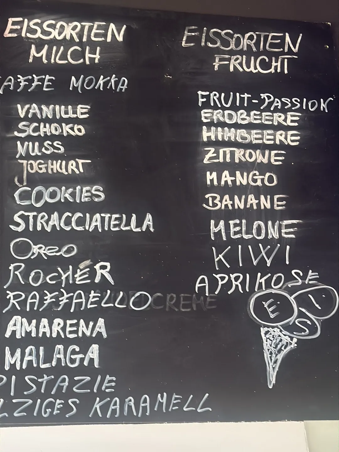 Handgeschriebene Kreidetafel mit den Eissorten von Gregory's Ice Cream