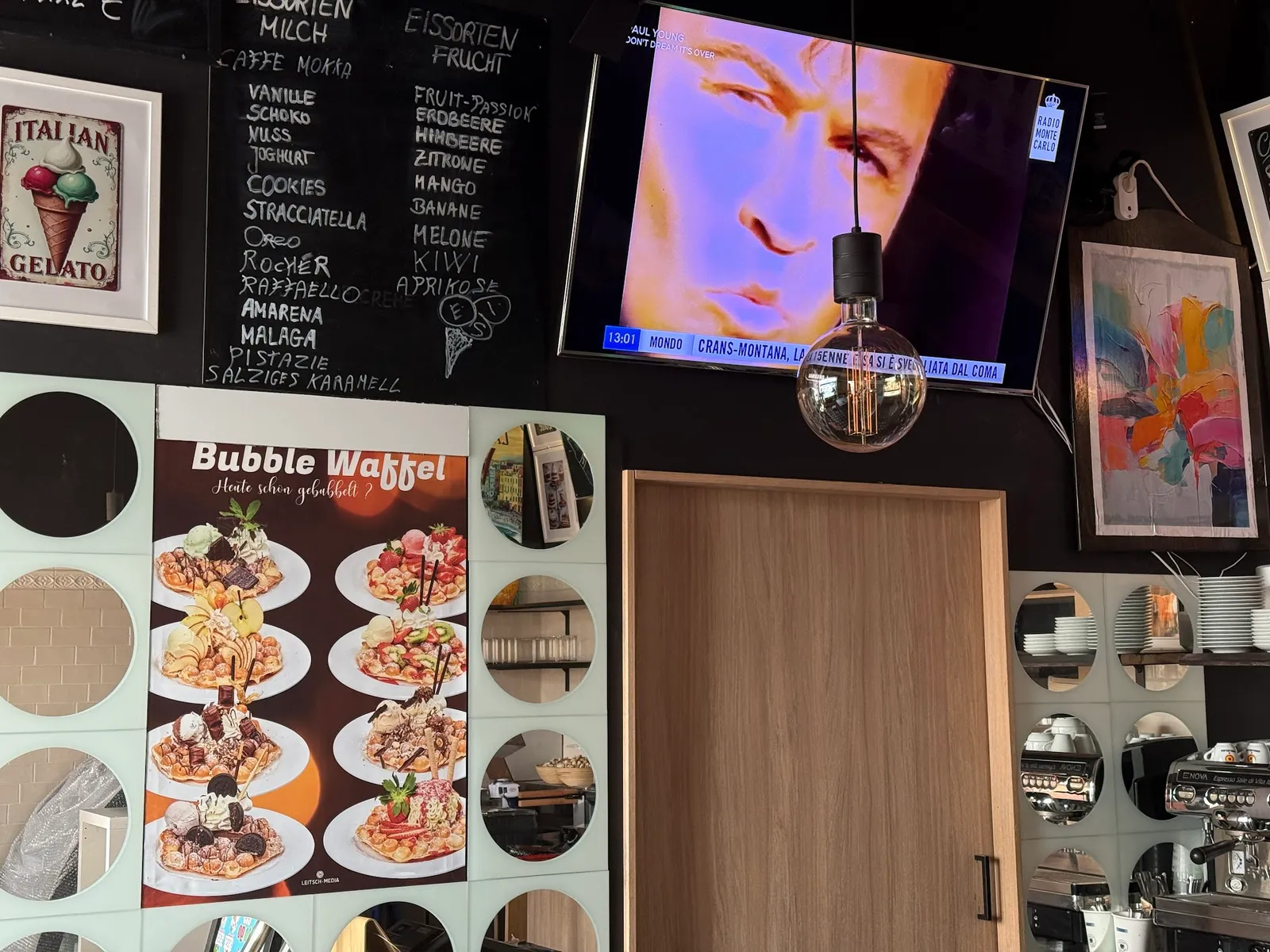 Eissorten-Menü an der Wand mit Bubble-Waffel-Poster
