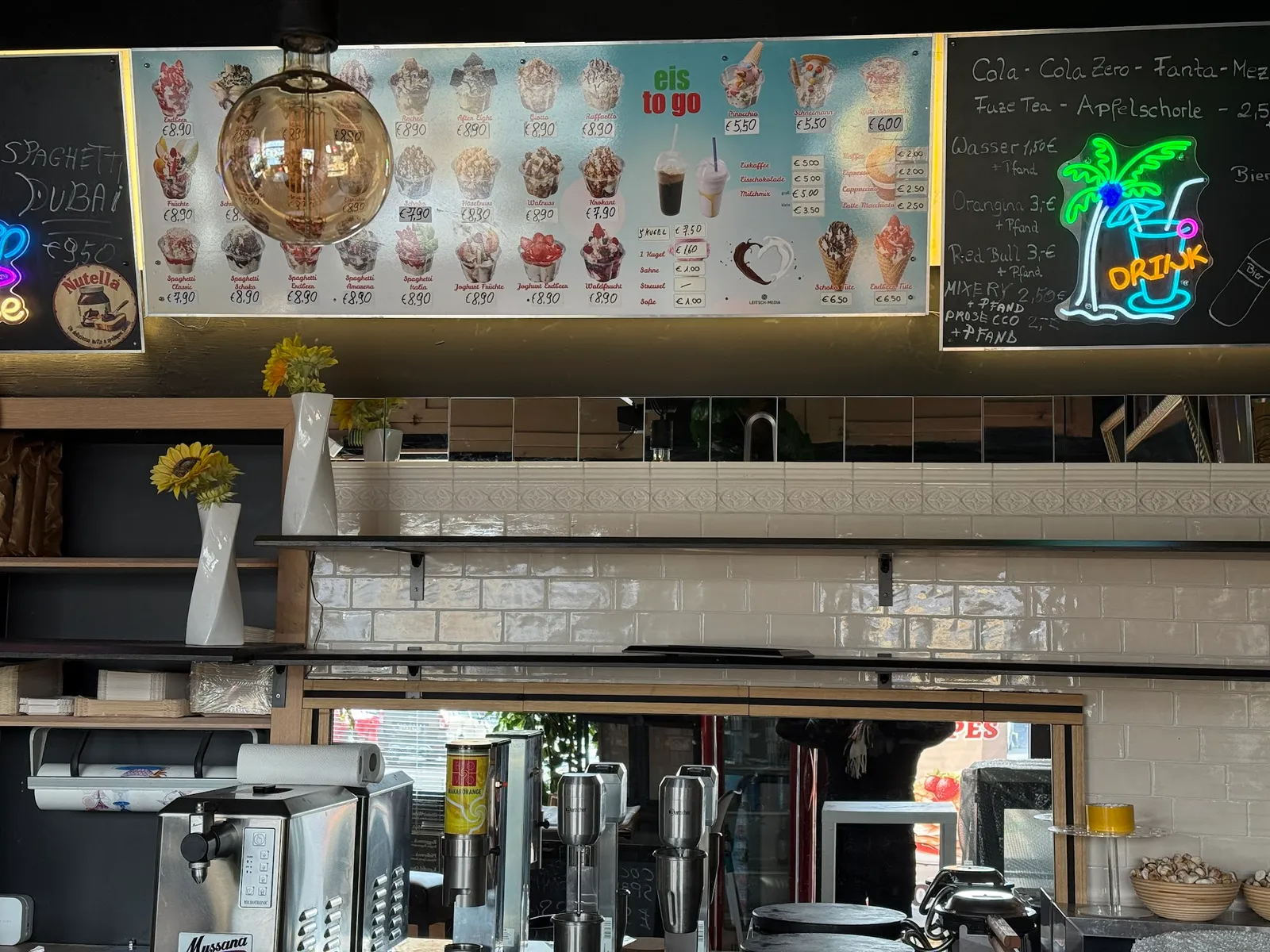 Thekenbereich mit professioneller Espressomaschine und Getränkekarte