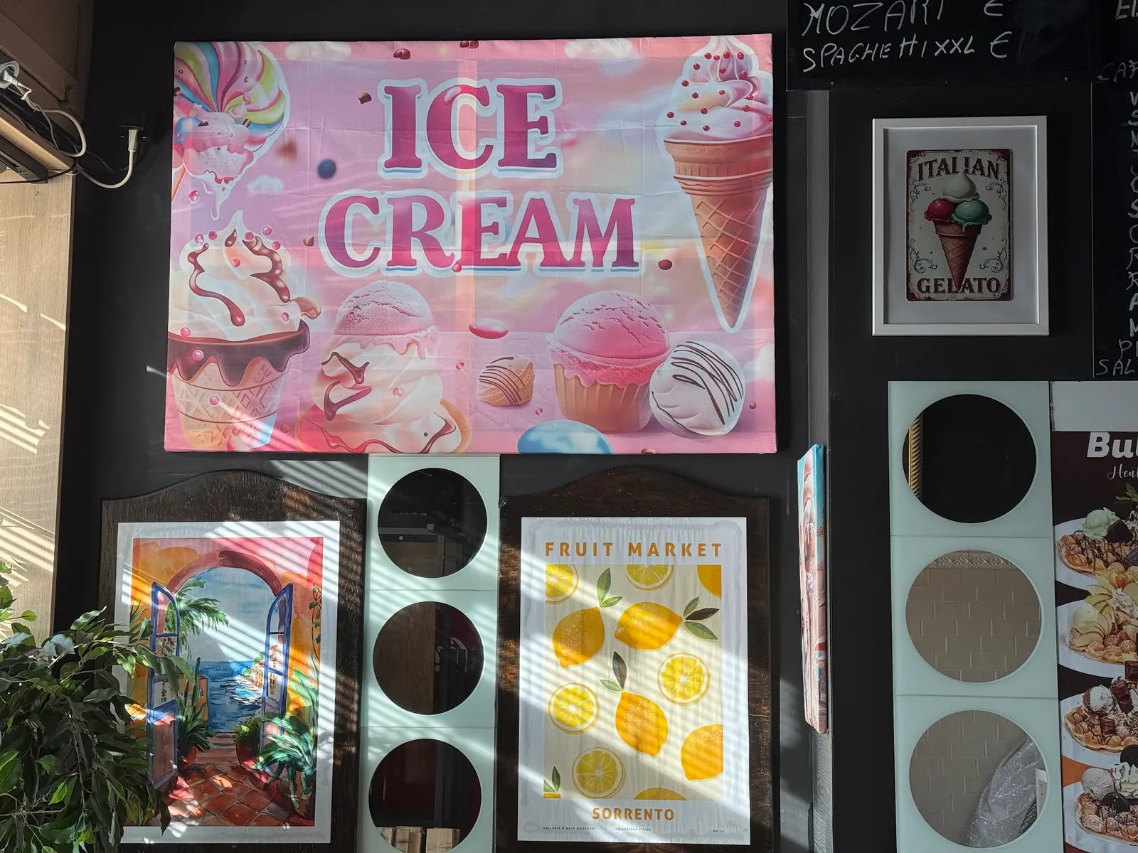 Dekorierte Innenwand mit Ice-Cream-Banner und gerahmten Postern