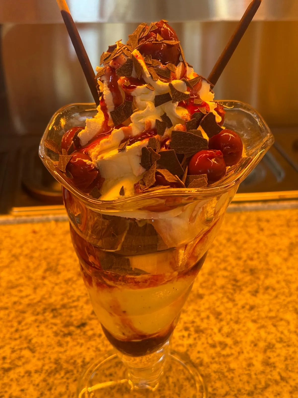 Hoher Schwarzwald-Eisbecher mit Kirschen, Sahne und Schokoraspeln