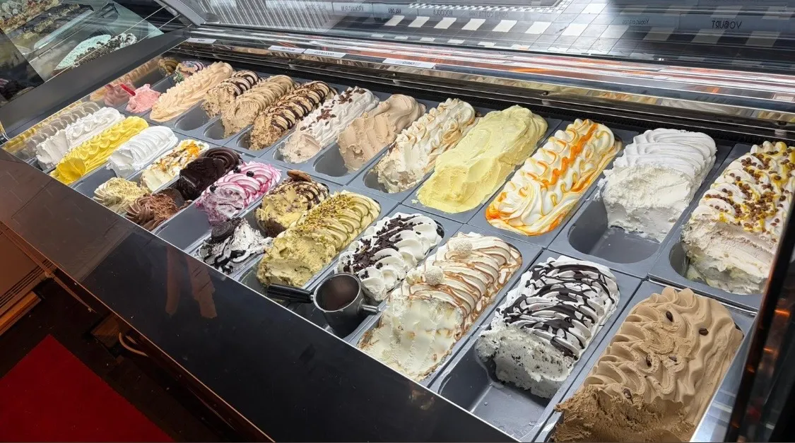 Vitrine mit frischem hausgemachtem Gelato in vielen Sorten