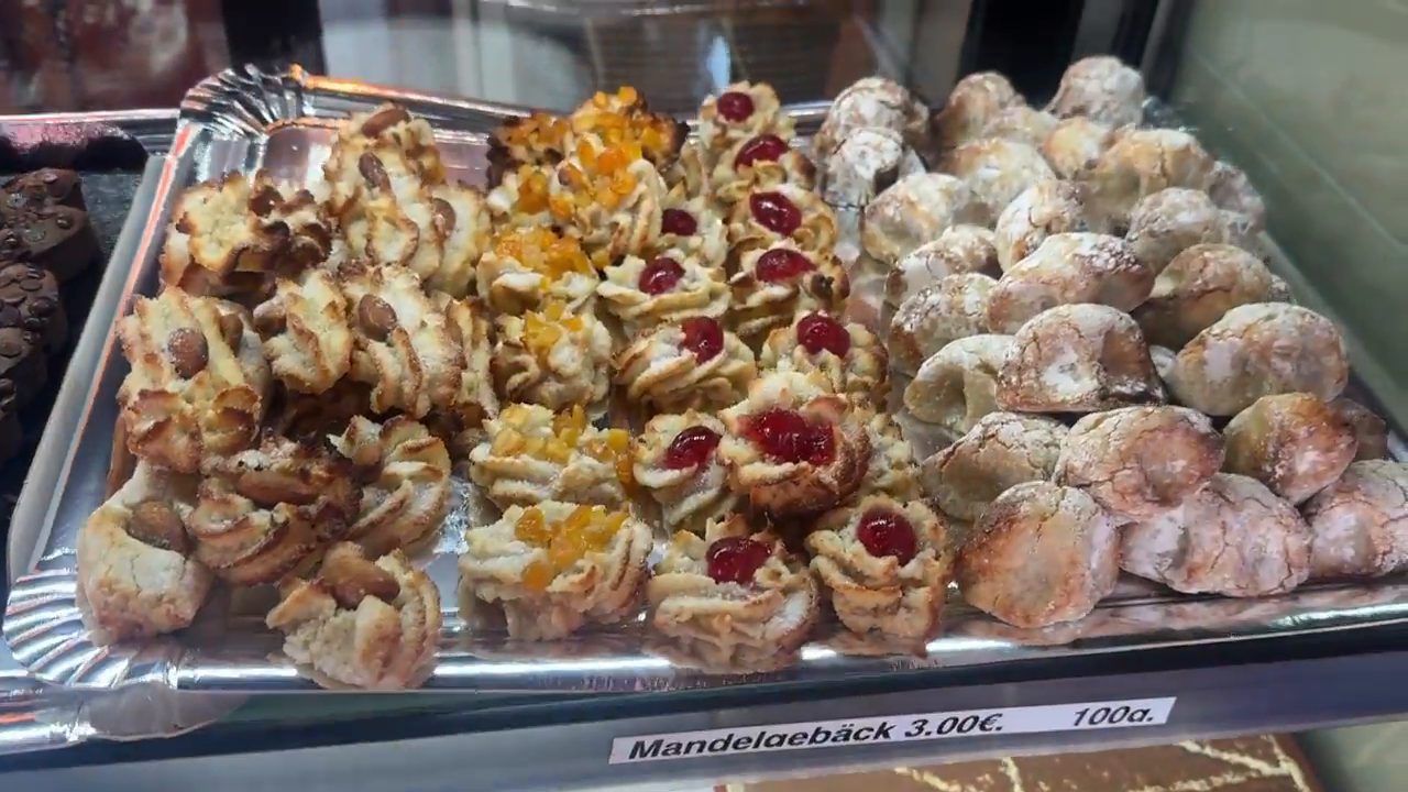 Video der vollen Eisvitrine mit verschiedenen Gelato-Sorten